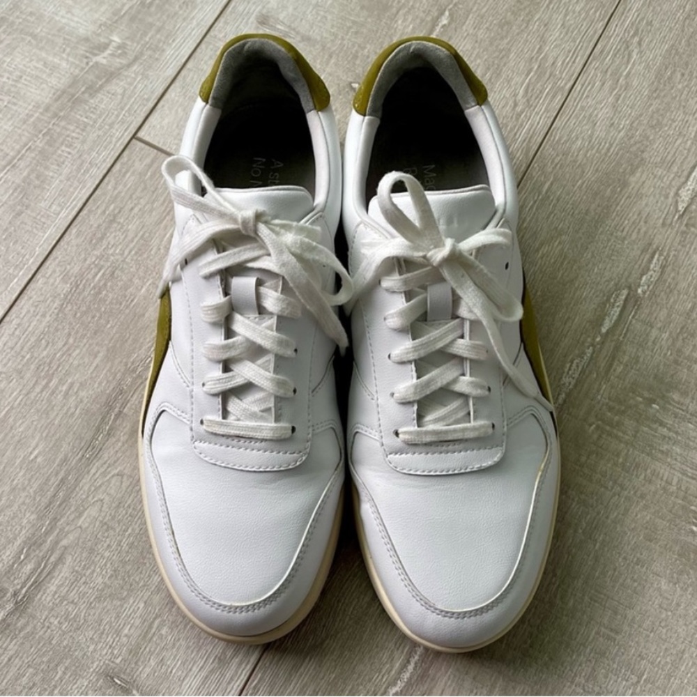 Everlane Court Sneakers with Olive green accent! US Size 8.5👟